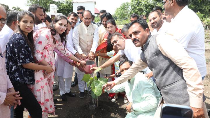 मुख्यमंत्री श्री चौहान ने रोपे बरगद, नीम और मौलश्री के पौधे
